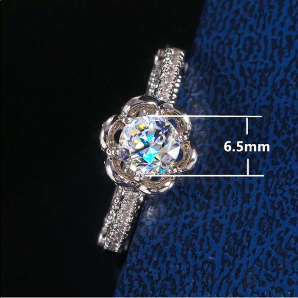 - 🌸 White Sapphire Round Cut Gorgeous .925 setting - Picture 4 of 4